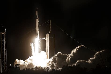 S­p­a­c­e­X­ ­S­a­y­e­s­i­n­d­e­ ­İ­n­s­a­n­l­ı­k­ ­İ­l­k­ ­D­e­f­a­ ­Y­ı­l­d­a­ ­2­0­0­ ­R­o­k­e­t­ ­F­ı­r­l­a­t­t­ı­